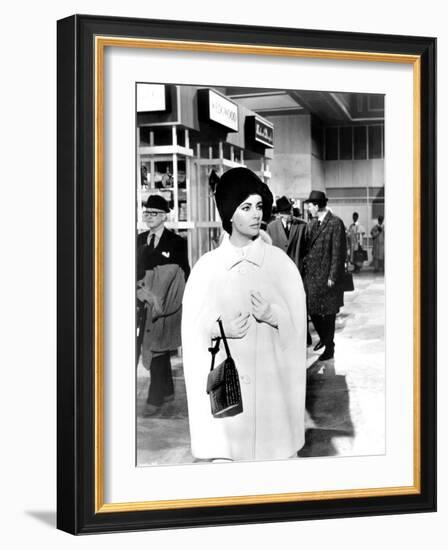 Hotel International THE V.I.P.S d'Anthony Asquith with Elizabeth Taylor, 1963 (b/w photo)-null-Framed Photo