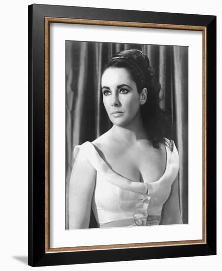 Hotel International THE V.I.P.S d'Anthony Asquith with Elizabeth Taylor, 1963 (b/w photo)-null-Framed Photo