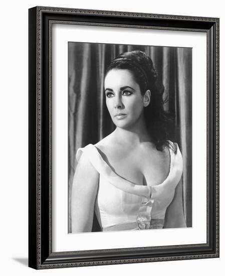 Hotel International THE V.I.P.S d'Anthony Asquith with Elizabeth Taylor, 1963 (b/w photo)-null-Framed Photo