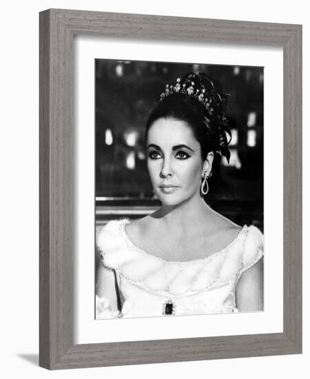 Hotel International THE V.I.P.S d'Anthony Asquith with Elizabeth Taylor, 1963 (b/w photo)-null-Framed Photo