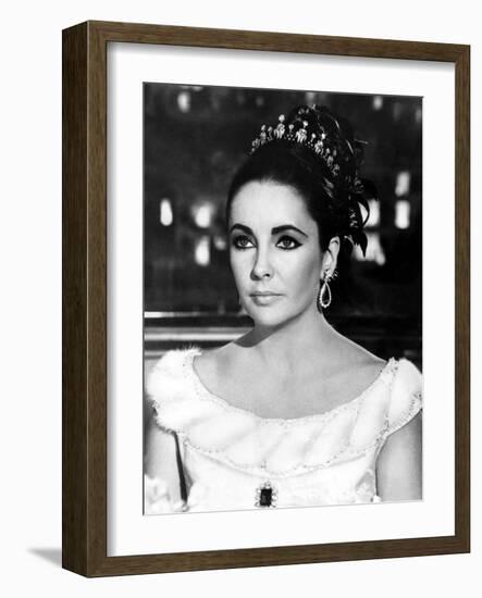 Hotel International THE V.I.P.S d'Anthony Asquith with Elizabeth Taylor, 1963 (b/w photo)-null-Framed Photo