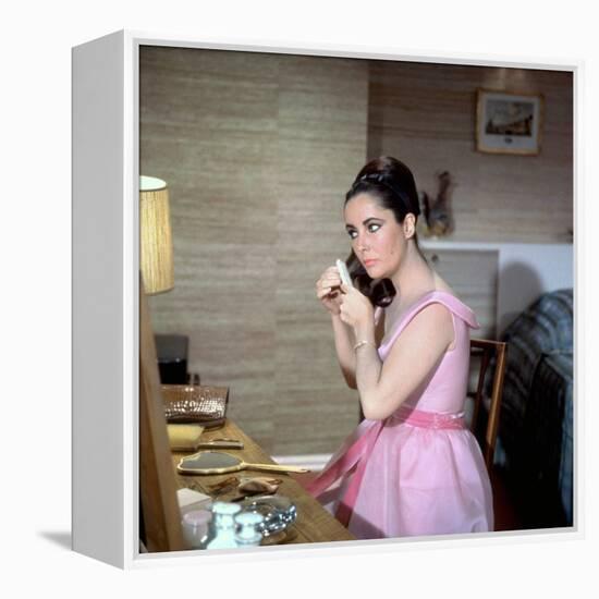Hotel International THE V.I.P.S d'Anthony Asquith with Elizabeth Taylor, 1963 (photo)-null-Framed Stretched Canvas