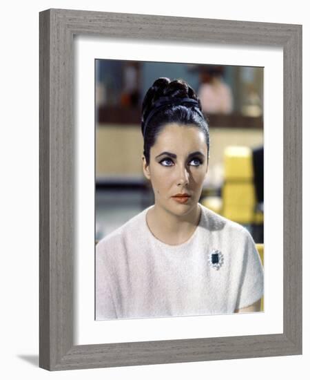 Hotel International THE V.I.P.S d'Anthony Asquith with Elizabeth Taylor, 1963-null-Framed Photo