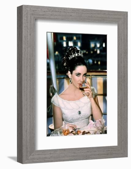 Hotel International THE V.I.P.S d'Anthony Asquith with Elizabeth Taylor, 1963-null-Framed Photo