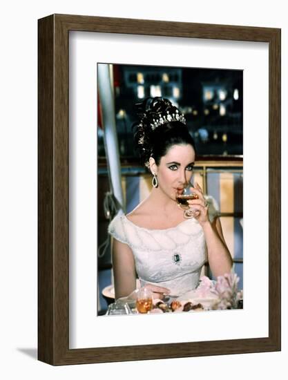 Hotel International THE V.I.P.S d'Anthony Asquith with Elizabeth Taylor, 1963-null-Framed Photo