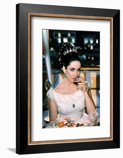 Hotel International THE V.I.P.S d'Anthony Asquith with Elizabeth Taylor, 1963-null-Framed Photo