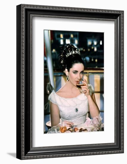 Hotel International THE V.I.P.S d'Anthony Asquith with Elizabeth Taylor, 1963-null-Framed Photo