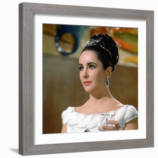 Hotel International THE V.I.P.S d'Anthony Asquith with Elizabeth Taylor, 1963-null-Framed Photo