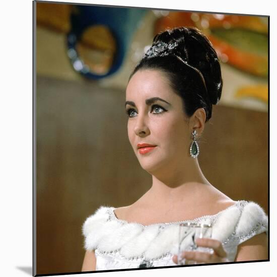 Hotel International THE V.I.P.S d'Anthony Asquith with Elizabeth Taylor, 1963-null-Mounted Photo