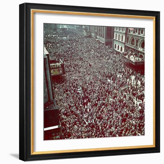 Huge Crowd Celebrating Ve Day in New York City During WWII-null-Framed Photographic Print