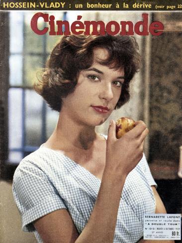 Photo: Bernadette Lafont faisant la Une du magazine Cinemonde du 6 octobre, 1959 (photo) : 32x24in