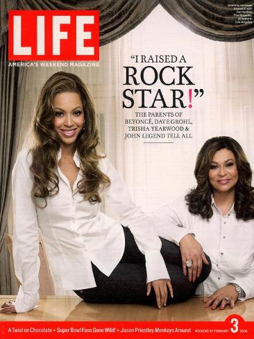 Photographic Print: Portrait of Pop Music Star Beyonce and Mother Tina Knowles at Home, February 3, 2006 by Karina Taira: 12x9in