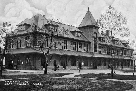 Art Print: Parsons, Kansas - Missouri, Kansas, and Texas Railroad Station by Lantern Press: 18x12in