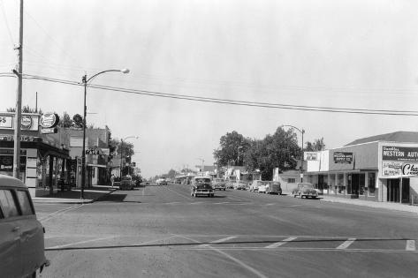 Art Print: Moses Lake, Washington Main Street View Photograph - Moses Lake, WA by Lantern Press: 18x12in