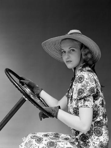 Photographic Print: 1930s 1940s WOMAN WEARING STRAW HAT SUN DRESS DRIVING GLOVES HOLDING AUTO MOBILE STEERING WHEEL. by H Armstrong Roberts: 12x9in Photographic Print: 1930s 1940s WOMAN WEARING STRAW HAT SUN DRESS DRIVING GLOVES HOLDING AUTO MOBILE STEERING WHEEL. by H Armstrong Roberts: 12x9in