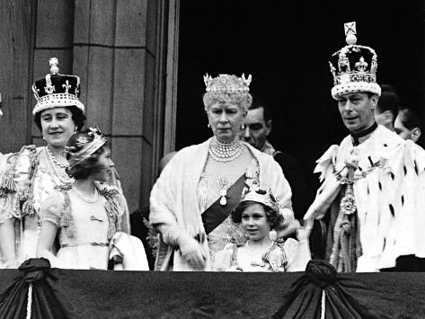 Photographic Print: Queen Mother with Members of the Royal Family on the Balcony of Buckingham Palace: 24x18in