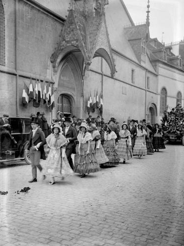 Giclee Print: Fête du vin à Beaune. 18 octobre 1925: 24x18in