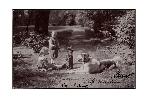 Giclee Print: Foto Kinder Spielen Mit Dackel Und Bernhardiner Im Park, Guben: 24x16in