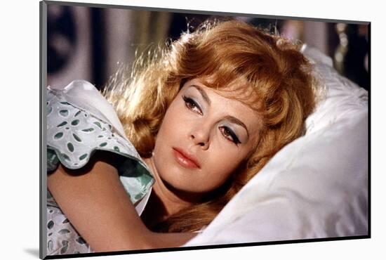 INDOMPTABLE ANGELIQUE, 1967 directed by BERNARD BORDERIE Michele Mercier (photo)-null-Mounted Photo