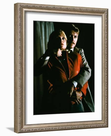 INTO THE NIGHT, 1984 directed by JOHN LANDIS Michelle Pfeiffer and David Bowie (photo)-null-Framed Photo