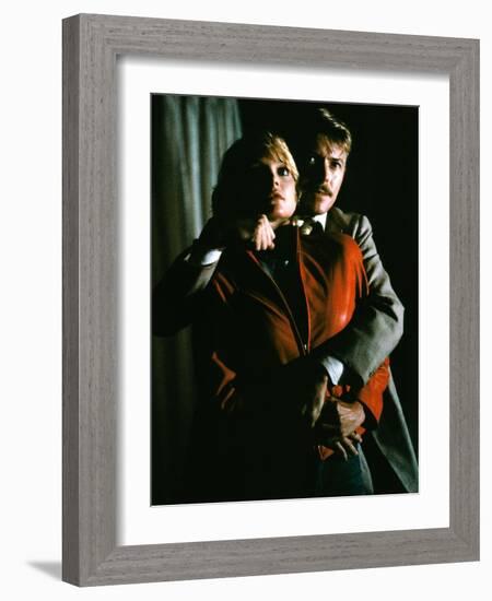 INTO THE NIGHT, 1984 directed by JOHN LANDIS Michelle Pfeiffer and David Bowie (photo)-null-Framed Photo