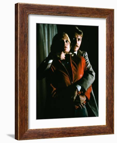 INTO THE NIGHT, 1984 directed by JOHN LANDIS Michelle Pfeiffer and David Bowie (photo)-null-Framed Photo