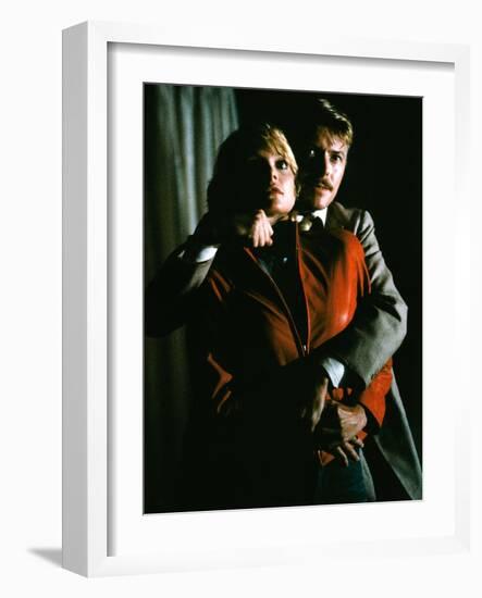 INTO THE NIGHT, 1984 directed by JOHN LANDIS Michelle Pfeiffer and David Bowie (photo)-null-Framed Photo