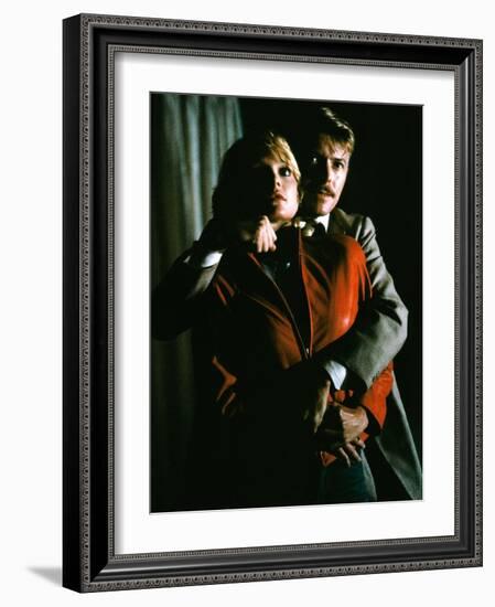 INTO THE NIGHT, 1984 directed by JOHN LANDIS Michelle Pfeiffer and David Bowie (photo)-null-Framed Photo