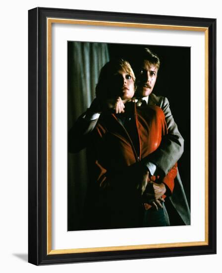 INTO THE NIGHT, 1984 directed by JOHN LANDIS Michelle Pfeiffer and David Bowie (photo)-null-Framed Photo