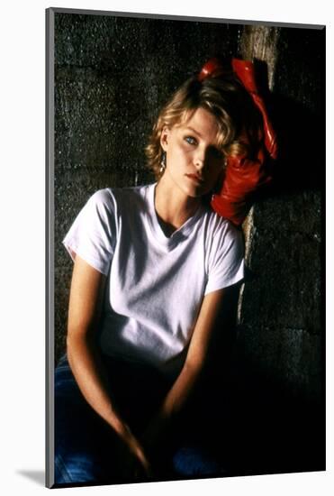 INTO THE NIGHT, 1984 directed by JOHN LANDIS Michelle Pfeiffer (photo)-null-Mounted Photo