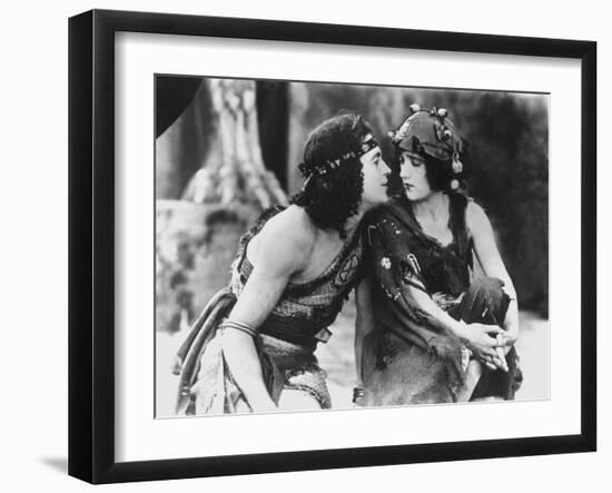 INTOLERANCE, 1916 directed by DAVID WARK GRIFFITH (b/w photo)-null-Framed Photo