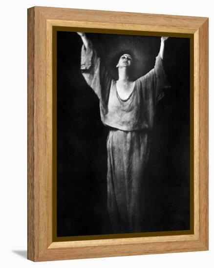 Isadora Duncan (1877-1927)-Arnold Genthe-Framed Premier Image Canvas