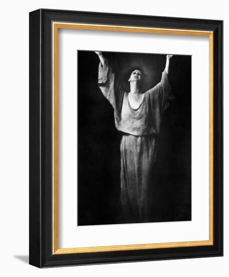 Isadora Duncan (1877-1927)-Arnold Genthe-Framed Photographic Print