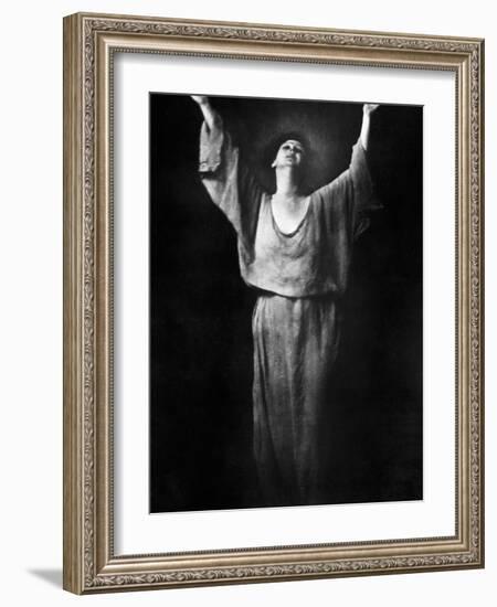 Isadora Duncan (1877-1927)-Arnold Genthe-Framed Photographic Print