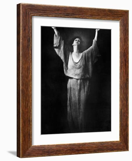 Isadora Duncan (1877-1927)-Arnold Genthe-Framed Photographic Print