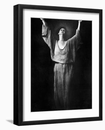 Isadora Duncan (1877-1927)-Arnold Genthe-Framed Photographic Print