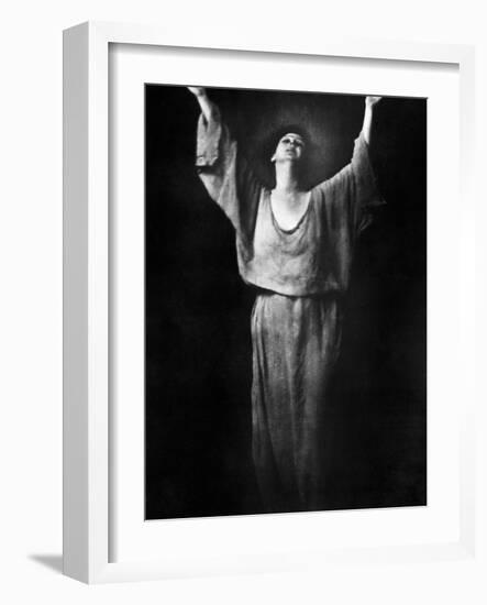 Isadora Duncan (1877-1927)-Arnold Genthe-Framed Photographic Print