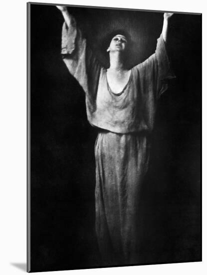 Isadora Duncan (1877-1927)-Arnold Genthe-Mounted Photographic Print