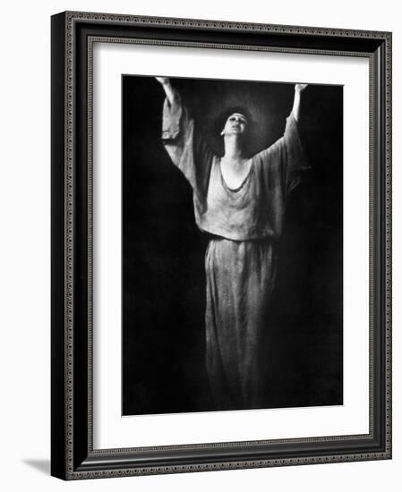 Isadora Duncan (1877-1927)-Arnold Genthe-Framed Photographic Print