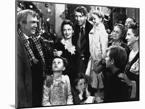 It's a Wonderful Life de FranckCapra avec James Stewart et Donna Reed 1946 famille devant un arbre-null-Mounted Photo