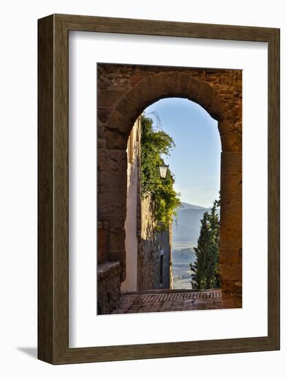 Italy, Pienza, Doorway to Tuscany-Hollice Looney-Framed Photographic Print