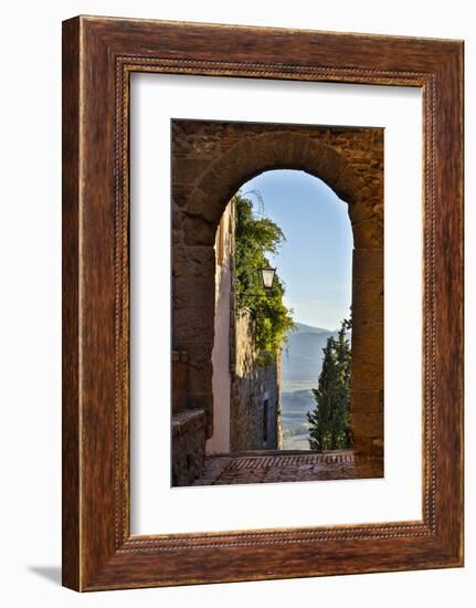 Italy, Pienza, Doorway to Tuscany-Hollice Looney-Framed Photographic Print