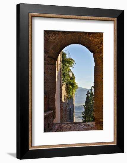 Italy, Pienza, Doorway to Tuscany-Hollice Looney-Framed Photographic Print