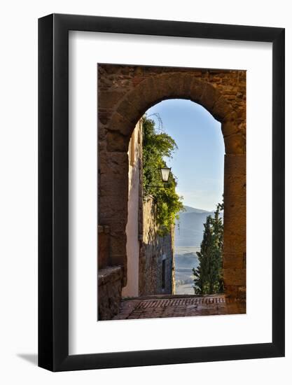 Italy, Pienza, Doorway to Tuscany-Hollice Looney-Framed Photographic Print