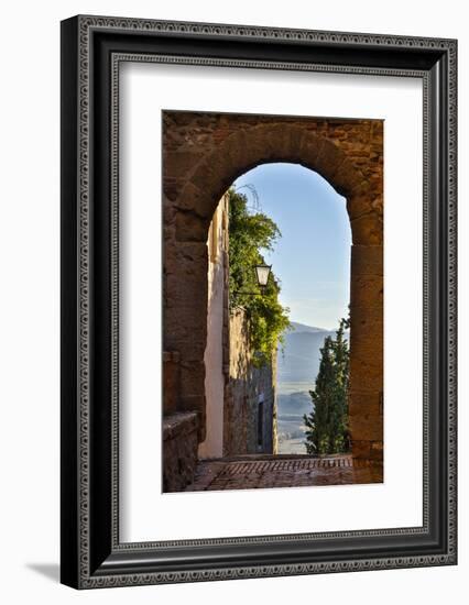 Italy, Pienza, Doorway to Tuscany-Hollice Looney-Framed Photographic Print