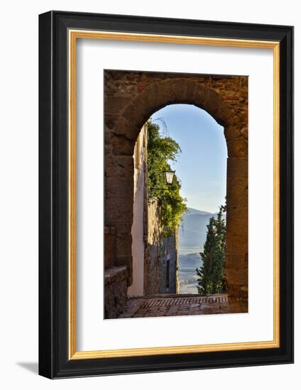 Italy, Pienza, Doorway to Tuscany-Hollice Looney-Framed Photographic Print