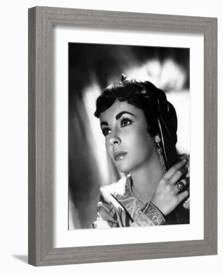 IVANHOE, 1952 directed by RICHARD THORPE Elizabeth Taylor (b/w photo)-null-Framed Photo