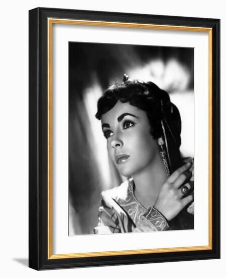 IVANHOE, 1952 directed by RICHARD THORPE Elizabeth Taylor (b/w photo)-null-Framed Photo