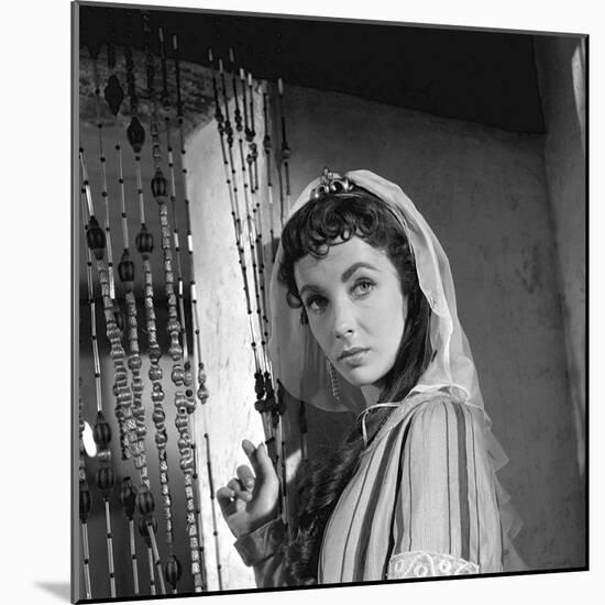 IVANHOE, 1952 directed by RICHARD THORPE Elizabeth Taylor pictured during the making of the film "I-null-Mounted Photo