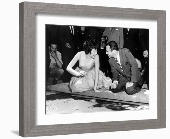 Jack Lemmon, Shirley Maclaine, 1963-null-Framed Photographic Print